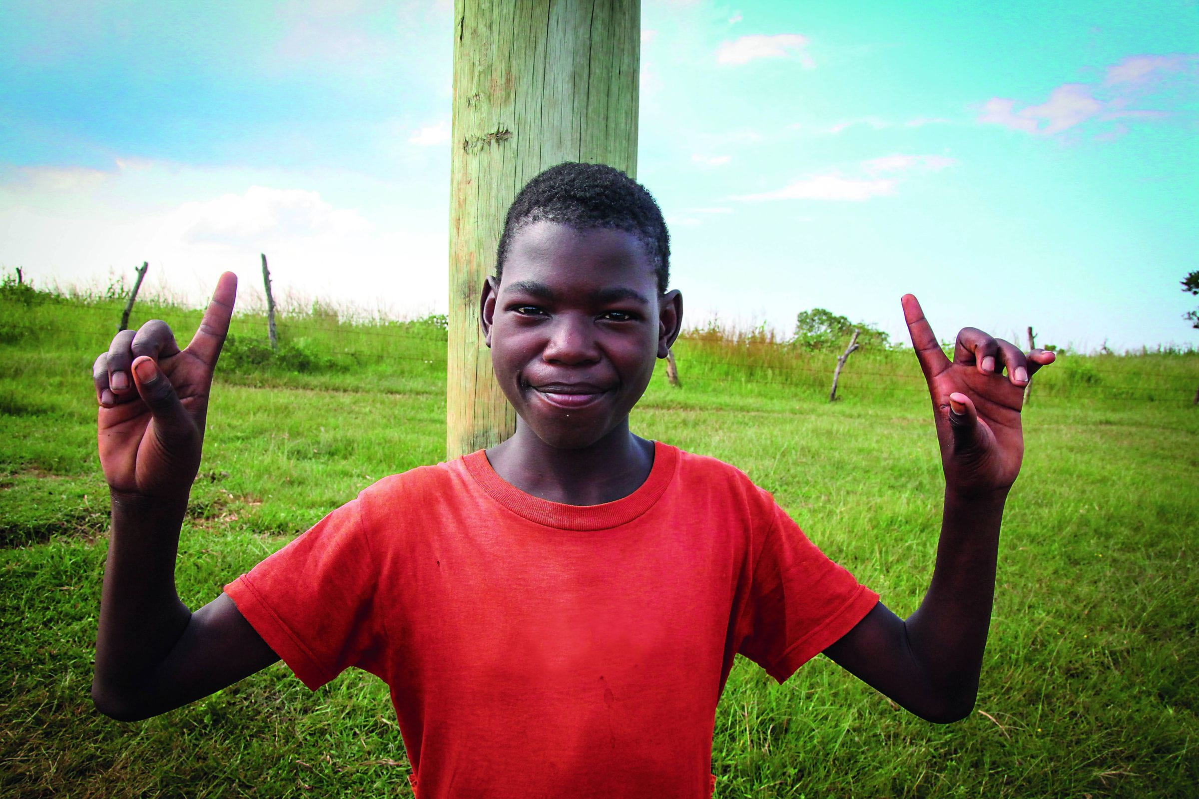 Foto: Ein lächelnder Junge mit erhobenen Armen (Quelle: Ralf Krämer, Kindernothilfe) Foto: Ein lächelnder Junge mit erhobenen Armen (Quelle: Ralf Krämer, Kindernothilfe)