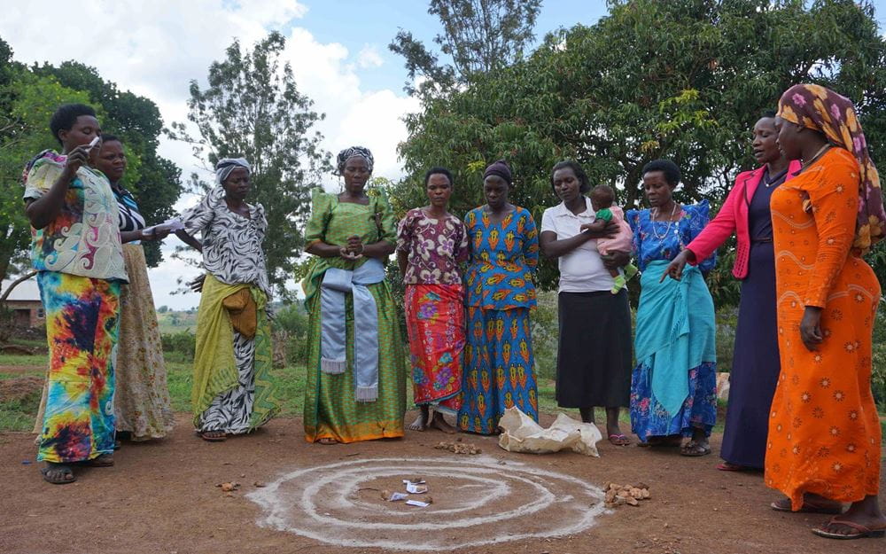 Reportage Uganda: Aufschwung am Äquator; Foto: Frauen einer Selbsthilfegruppe stehen im Halbkreis (Quelle: Ludwig Grunewald / Kindernothilfe) Reportage Uganda: Aufschwung am Äquator; Foto: Frauen einer Selbsthilfegruppe stehen im Halbkreis (Quelle: Ludwig Grunewald / Kindernothilfe)