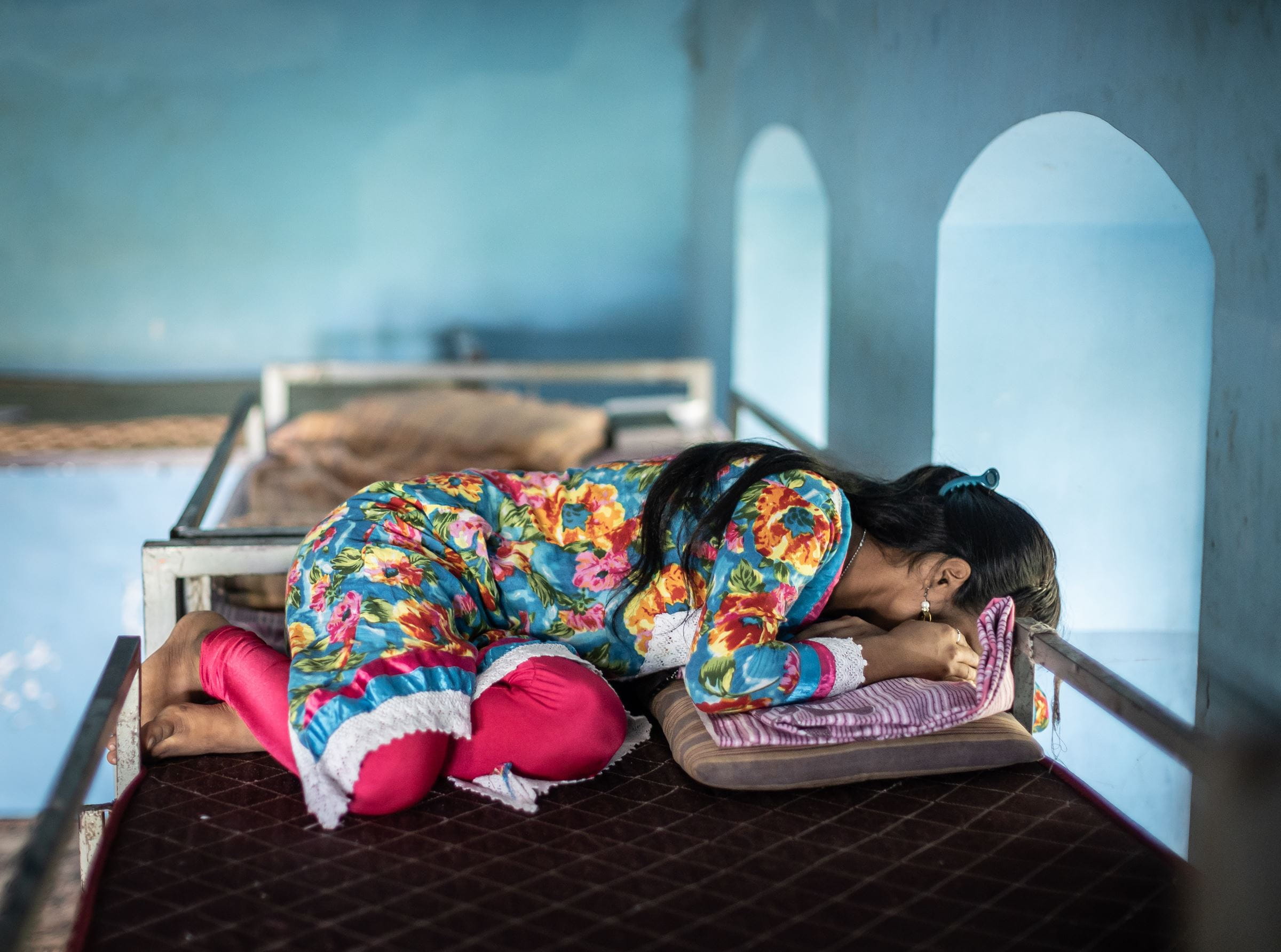 Ein Mädchen liegt auf einem Bett und hat den Kopf in den Armen vergraben. (Quelle: Jakob Studnar) Ein Mädchen liegt auf einem Bett und hat den Kopf in den Armen vergraben. (Quelle: Jakob Studnar)